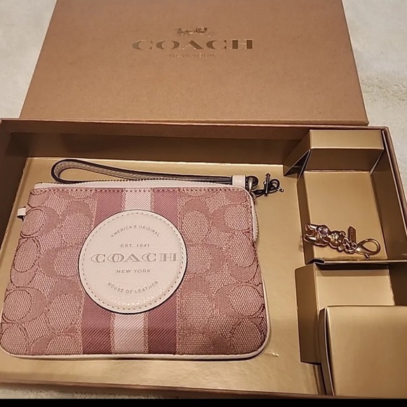 Coach Handbags - Coach NEW Without Tags In Box Signature  Leather Corner Zip Wristlet And Charm